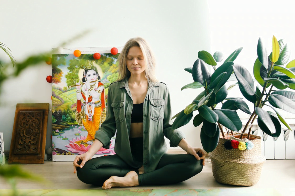 Meditation vs Medication: Understanding the Pros and Cons
